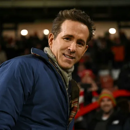ريان رينولدز Ryan Reynolds في ملعب ريسكورس جراوند في ريكسهام، شمال ويلز. مصدر الصورة: Oli SCARFF / AFP
