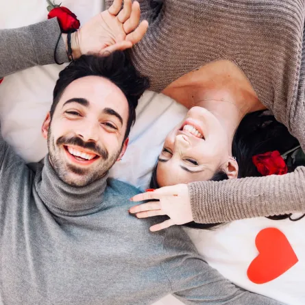 زوجان تبدو بينهما مودة ومشاعر جميلة 