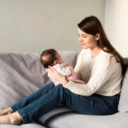 صورة لأم تتأمل رضيعها لتفهم علامات جسده