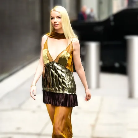 أنيا تايلور جوي Anya Taylor Joy ترتدي من فيراغامو Ferragamo -الصورة من العلاقات العامة