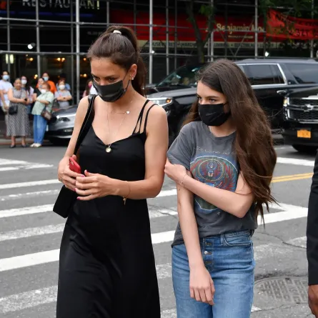 كاتي هولمز وابنتها سوري في مدينة نيويورك (Katie Holmes and daughter Suri in New York City). مصدر الصورة: Angela Weiss / AFP