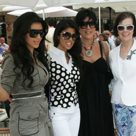 كيم كارداشيان، وكورتني، وكريس، وماري جو كامبل، في مونت كارلو، إمارة موناكو (Kim Kardashian, Kourtney, Kris and Mary Jo Campbell, in Monte Carlo, Principality of Monaco). مصدر الصورة: Toni Anne Barson Archive/WireImage