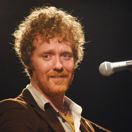 الممثل والموسيقي الأيرلندي جلين هانسارد (Glen Hansard)- Photo by Brad Barket / Getty Images North America / Getty Images via AFP