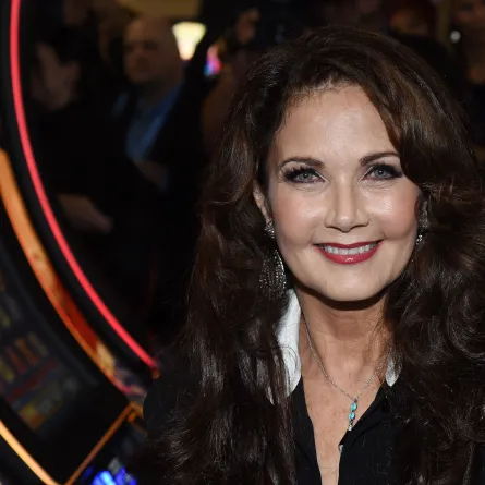 النجمة الأمريكية ليندا كارتر (Lynda Carter)، صاحبة شخصية "المرأة الخارقة" - Photo by ETHAN MILLER / GETTY IMAGES NORTH AMERICA / GETTY IMAGES VIA AFP