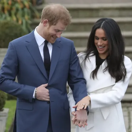 الأمير هاري وميغان ماركل في حديقة سانكن بقصر كنسينغتون (Prince Harry and Meghan Markle in the Sanken Garden at Kensington Palace). مصدر الصورة: Daniel LEAL / AFP