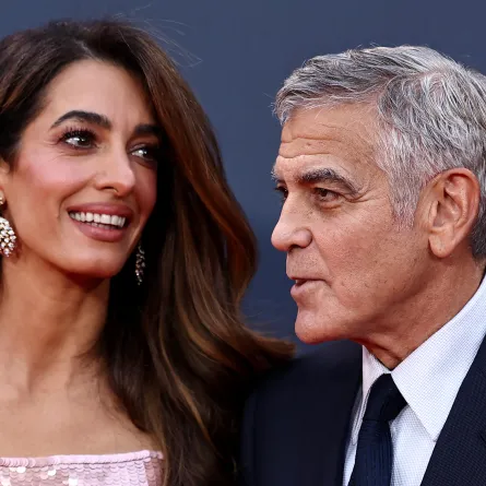 جورج كلوني George Clooney وزوجته المحامية اللبنانية أمل كلوني Amal Clooney،- Photo by HENRY NICHOLLS / AFP