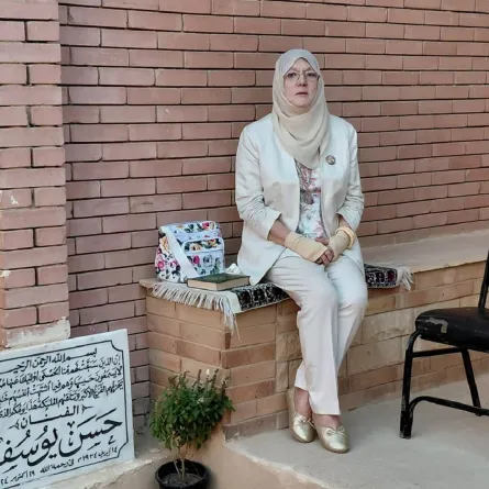 شمس البارودي أمام قبر زوجها حسن يوسف