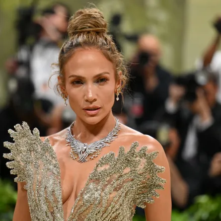 جينيفير لوبيز  Jennifer Lopez في حفل ميت غالا 2024 (مصدر الصورة:ANGELA WEISS / AFP