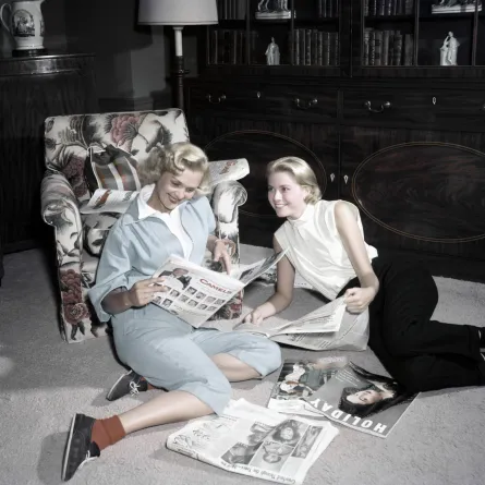 غريس كيلي وصديقة لها عام 1954،Grace Kelly with a friend, مصدر الصورة: Gene Lester/Getty Images)