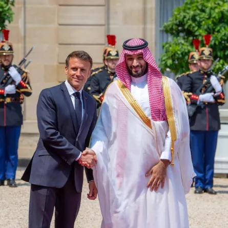 الرئيس الفرنسي إيمانويل ماكرون مستقبلاً ولي العهد السعودي الأمير محمد بن سلمان في قصر الإليزيه في باريس بتاريخ 16 يونيو 2023 - واس