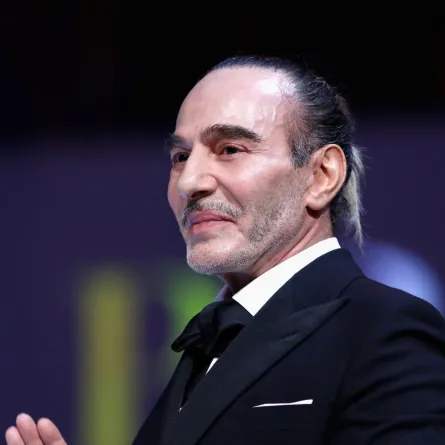 جون غاليانو في لندن، إنجلترا (John Galliano in London, England). مصدر الصورة: Tristan Fewings/BFC/Getty Images for BFC