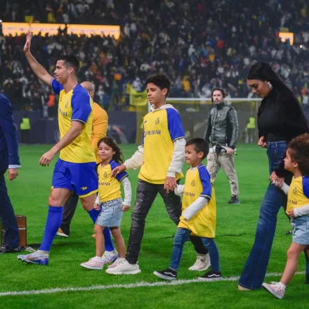 كريستيانو رونالدو مع عائلته في استاد مرسول بارك بالرياض، المملكة العربية السعودية (Cristiano Ronaldo with his family at Mrsool Park Stadium in Riyadh, Saudi Arabia). مصدر الصورة: Khalid Alhaj/MB Media/Getty Images