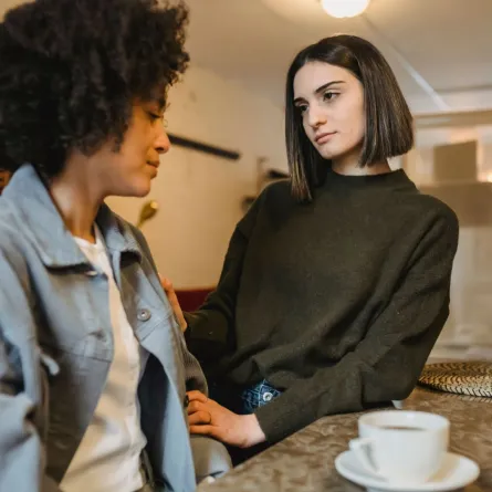 فتاة تشعر بالضيق بسبب سخرية صديقتها منها