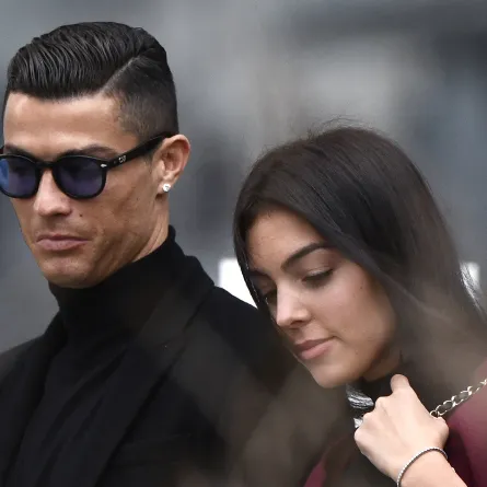 كريستيانو رونالدو وجورجينا رودريغيز - Photo by OSCAR DEL POZO / AFP