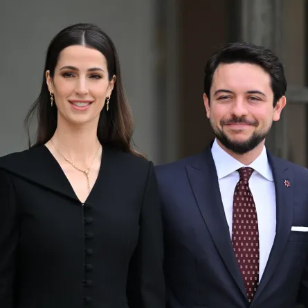 ولي العهد الأمير الحسين وزوجته الأميرة رجوة الحسين في قصر الإليزيه بباريس (Crown Prince  Hussein and his wife Princess Rajwa Al Hussein at the Elysee Palace in Paris). مصدر الصورة: Mustafa Yalcin/Anadolu via Getty Images