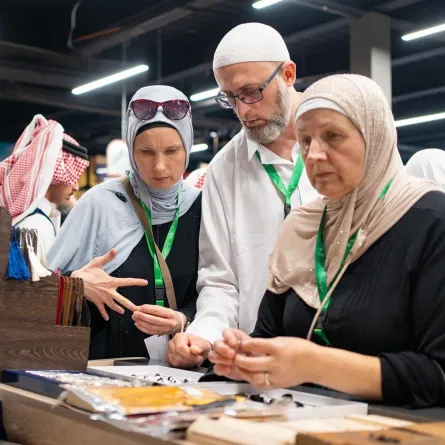 زار ضيوف الدفعة الثانية من برنامج خادم الحرمين الشريفين للعمرة والزيارة معرض الوحي في مكة المكرمة - (مصدر الصورة: واس)