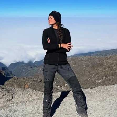 أسماء جلال على أعلى قمة جبلية في أفريقيا - الصورة من صفحتها على انستغرام
