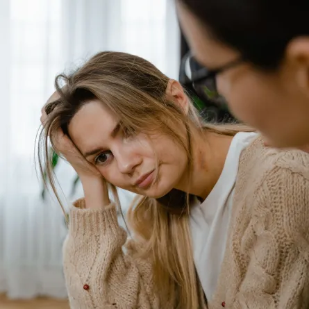 شابة تواسي صديقتها بكلمات طيبات تهدهد أحزانها وتربت على آلامها