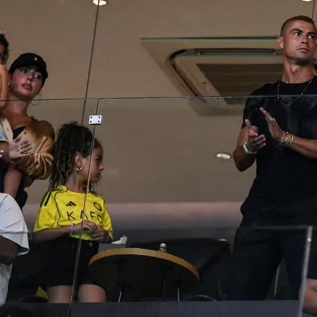كريستيانو رونالدو وزوجته جورجينا رودريغيز وأطفالهما في ملعب الأول بارك بالرياض (Cristiano Ronaldo, his wife Georgina Rodriguez and their children at Al-Awwal Park in Riyadh). مصدر الصورة: AFP