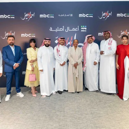 أبطال مسلسل أحمر ولا أبيض- الصورة من المركز الإعلامي لمجموعة mbc شاهد