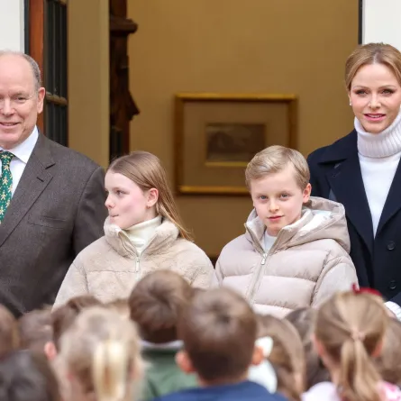 الأمير ألبرت الثاني، والأميرة غابرييلا، والأمير جاك، والأميرة شارلين في موناكو ( Prince Albert II, Princess Gabriella, Prince Jacques and Princess Charlene in Monaco). مصدر الصورة: Pascal Le Segretain/SC Pool - Corbis/Getty Images