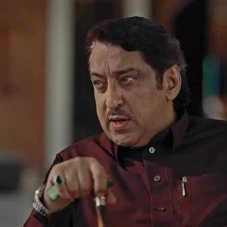 الصورة سكرين شوت من أحداث مسلسل "أحمر ولا أبيض" -