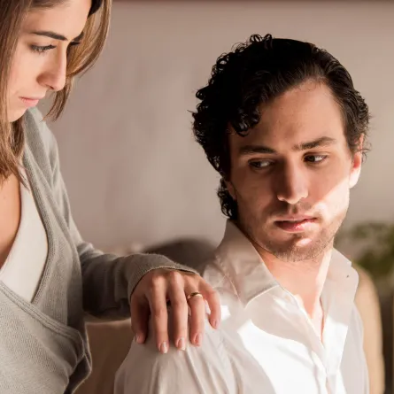 زوجة تعاتب زوجها بمودة وهو يستمع لها بإنصات وهدوء 