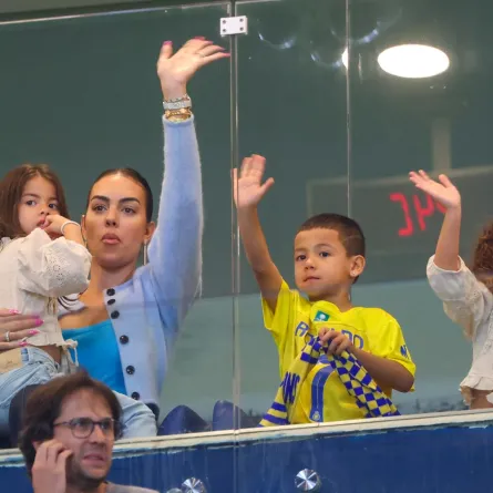 جورجينا رودريغيز وأطفالها في إستاد حديقة الأول بالرياض (Georgina Rodriguez and his children at al-Awwal Park Stadium in Riyadh). مصدر الصورة: Fayez NURELDINE / AFP