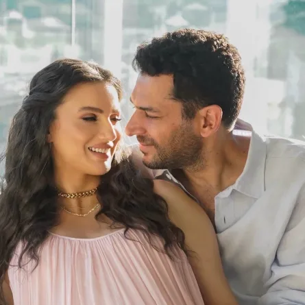 النجم التركي مراد يلدريم وزوجته المغربية إيمان الباني - الصورة من حساب مراد يلدريم على انستغرام