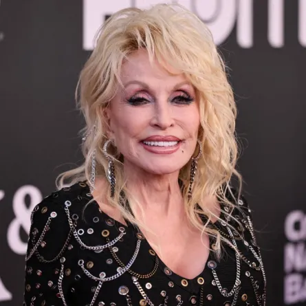 دوللي بارتون Dolly Parton- مصدرالصورة: Photo by Theo Wargo / GETTY IMAGES NORTH AMERICA / Getty Images via AFP