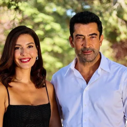 كينان إميرزالي أوغلو (Kenan İmirzalıoğlu) مع النجمة برغوزار كوريل (Bergüzar Korel) من كواليس التصوير - الصورة من الشركة المنتجة