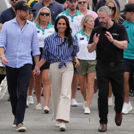 الأمير هاري وزوجته ميغان في ميناء سيدني (Prince Harry and his wife Meghan in Sydney Harbour). مصدر الصورة: Jonathan Brady / POOL / AFP