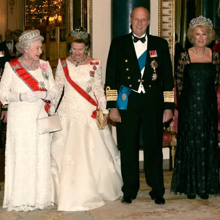 الملك هارالد الخامس وزوجته الملكة سونيا مع العائلة الملكية البريطانية - (Photo by © Pool Photograph/Corbis/Corbis via Getty Images