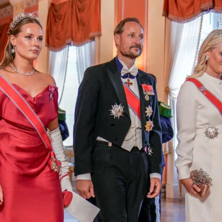 الأميرة إنغريد ألكسندرا والملك هاكون والملكة ميت ماريت في القصر الملكي في أوسلو (Princess Ingrid Alexandra, King Haakon and Queen Mette-Marit at the Royal Palace in Oslo). مصدر الصورة: Stian Lysberg Solum / various sources / AFP