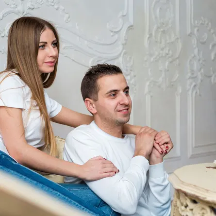 زوجة تضع يدها على كتف زوجها علامة الدعم والمساندة 
