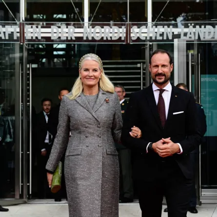 الملكة ميت ماريت والملك هاكون في برلين (Queen Mette-Marit and King Haakon in Berlin). مصدر الصورة: John MACDOUGALL / AFP