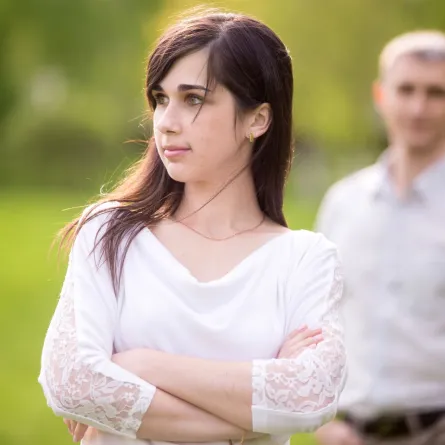 زوجة تتحدث مع زوجها وهما يحتسيان فنجاناً من الشاي   