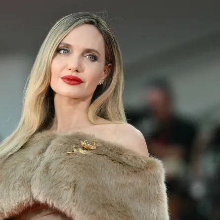 أنجيلينا جولي Angelina Jolie  في الدورة 81 لمهرجان فينيسيا السينمائي الدولي ( مصدر الصورة: Alberto PIZZOLI / AFP)