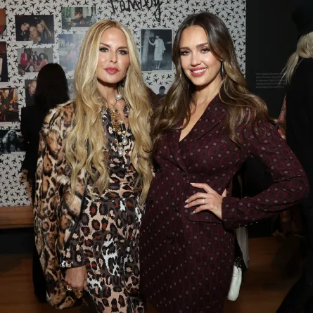 خبيرة المظهر لدى المشاهير رايتشل زوي Rachel Zoe مع النجمة جيسيكا أبا Jessica Alba (مصدر الصورة: Monica Schipper / GETTY IMAGES NORTH AMERICA / Getty Images via AFP)