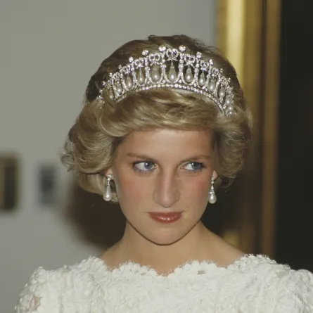 أميرة وايلز ديانا خلال حضورها مأدبة عشاء في السفارة البريطانية في واشنطن في نوفمبر 1985و كانت ترتدي تاج الملكة ماري،Diana, Princess of Wales، (مصدر الصورة :Terry Fincher/Princess Diana Archive/Getty Images)