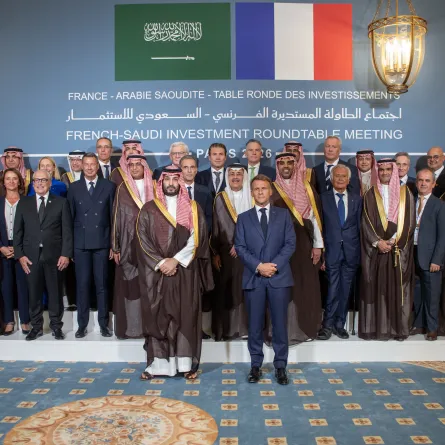 ولي العهد الأمير محمد بن سلمان آل سعود والرئيس الفرنسي إيمانويل ماكرون في اجتماع الطاولة المستديرة الفرنسي-السعودي للاستثمار