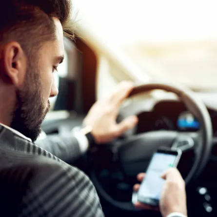 شاب يستخدام تطبيق للخرائط والملاحة-صورة تعبيرية