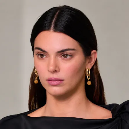 من عرض بوتيغا فينيتا Bottega Veneta لمجموعة الأزياء الجاهزة موسمي ربيع وصيف 2027 - الصورة من LaunchmetricsSpotlight © (2)