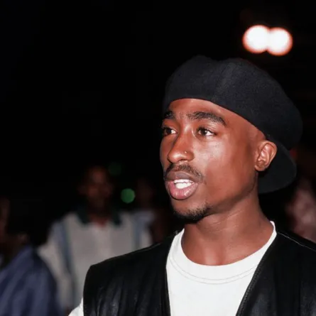 مغني الراب توباك شاكور في نيويورك عام 1993 (Rapper Tupac Shakur at New York, 1993). مصدر الصورة: Al Pereira / Michael Ochs Archives / Getty Images