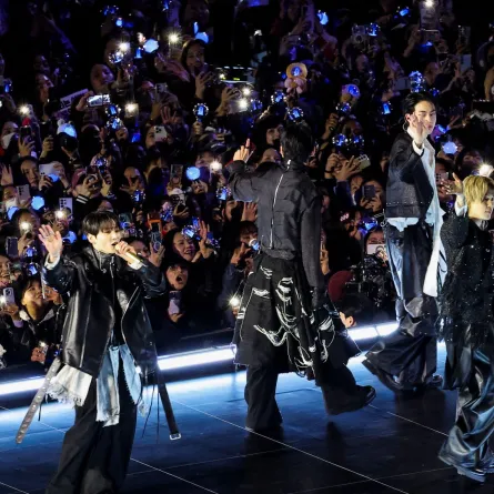 فرقة BTS الكورية الجنوبية في سيول، كوريا الجنوبية ( K-pop boy band BTS  in Seoul, South Korea). مصدر الصورة:  Kim Hong-Ji - Pool/Getty Images