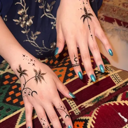 أجمل نقوش الحناء لليوم الوطني السعودي .. لمسات سعودية تخطف الأنظار