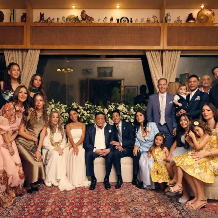 عادل إمام وأسرته- الصورة من حساب رامي إمام في إنستغرام
