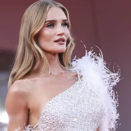 روزي هنتنغتون وايتلي Rosie Huntington-Whiteley في مهرجان فينيسيا السينمائي 2025 ( مصدر الصورة: Stefania D'Alessandro/WireImage)