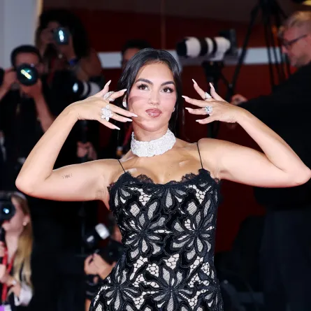 جورجينا رودريغيز Georgina Rodriguez في مهرجان فينيسيا السينمائي بدورته الـ 82- تصوير:  Ernesto Ruscio/Getty Images))