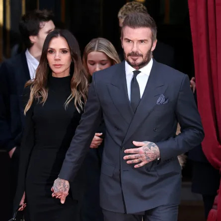ديفيد بيكهام David Beckham وفيكتوريا بيكهام Victoria Beckham في باريس، فرنسا. مصدر الصورة:  Neil Mockford/GC Images